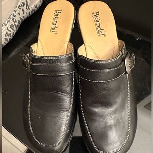 WOMEN’S BJORNDAL CLOGS.